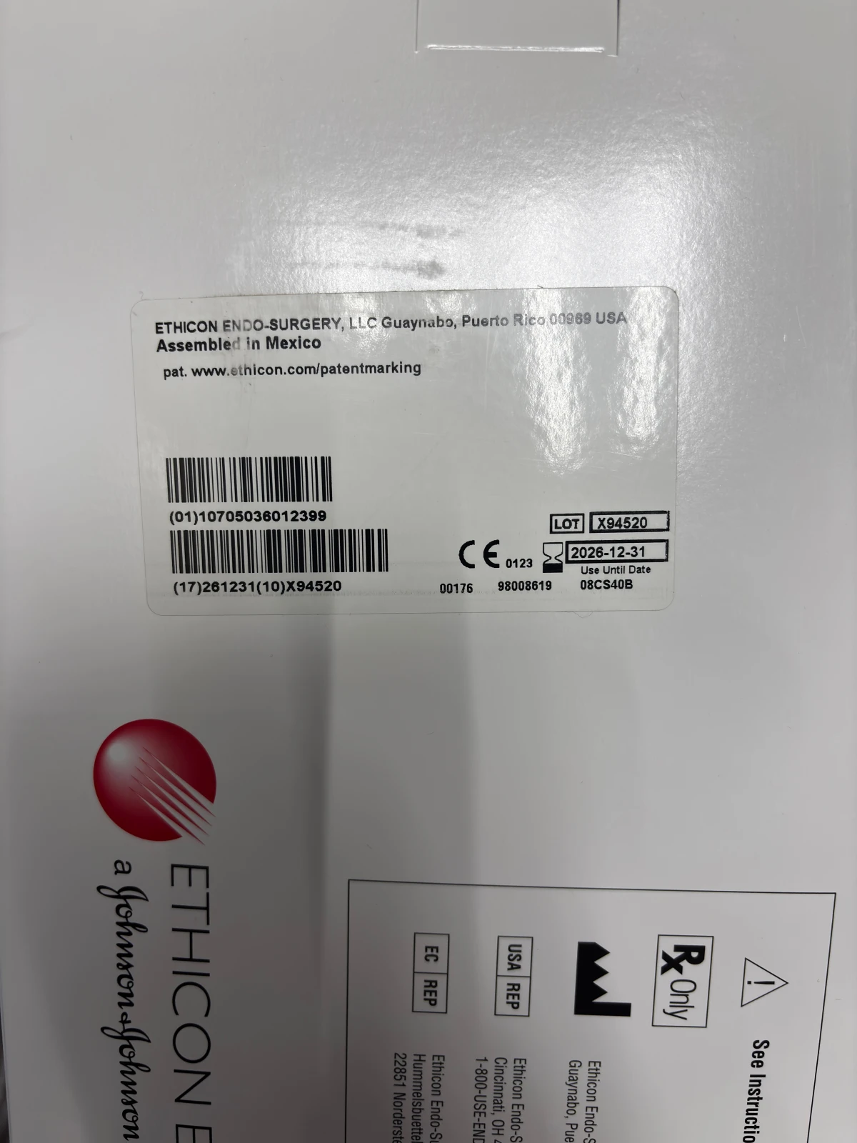 Изогнутый сшивающий аппарат со скобами Ethicon Contour CS40B